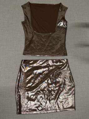 PrettyLittleThing Chocolate Metallic Open Back Crop Top & Mini Skirt Set Size US